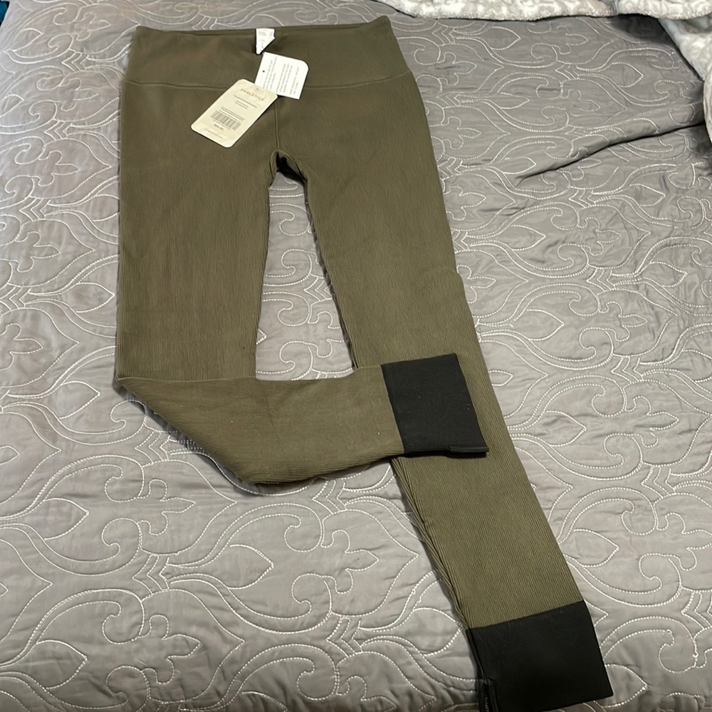 NWT Fabletics L ribbed high-waisted seamless legging. Olive & black cuffed